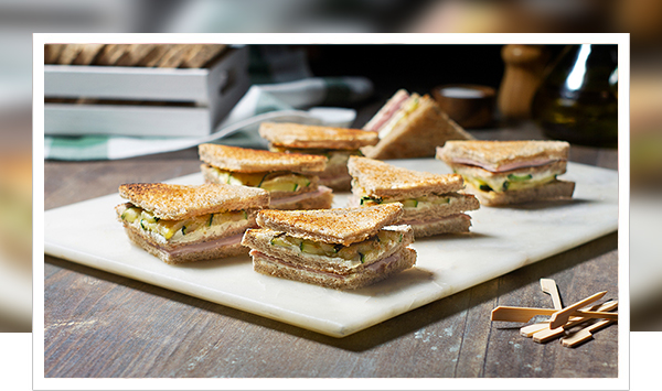 Sándwich de pavo, queso y calabacín